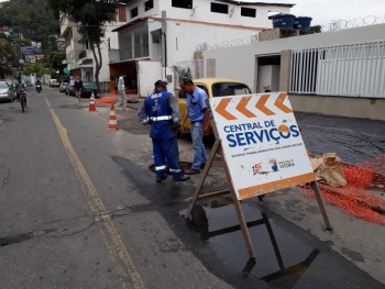 Substituição de tampão de ferro fundido na Rua Doutor Américo de Oliveira em frente ao número 255 no bairro Consolação