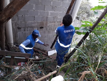 Conserto de PV de drenagem na escadaria São Cosme no bairro Ilha de Santa Maria