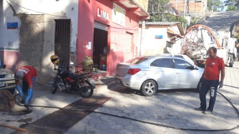 Desobstrução em rede de drenagem na Rua Professora Maria Aciolina Pereira em frente ao Hortifruti Lima bairro cruzamento