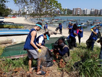 Voluntários participam de mutirão nas praias da Ilha do Frade no Dia Mundial de Limpeza