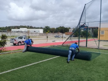 Desmonte do alambrado do campo hifi em Goiabeiras que veio a cair após vento forte