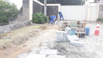 Recuperação em meio fio na Rua Chafic Murad final da rua bairro Bento Ferreira