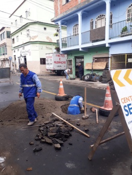 Manutenção na rede de drenagem na Rua da Coragem, no Bairro Redenção
