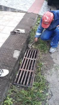 Substituição de grelha na rua Waldemiro da Silveira no bairro jucutuquara