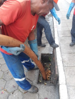 Limpeza e desobstrução de caixa ralo na Avenida Carlos Gomes de Sá, Mata da Praia, Central 9