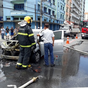Carro pega fogo na avenida Jeronimo Monteiro