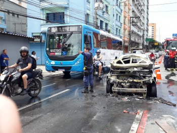 Carro pega fogo na Jeronimo Monteiro