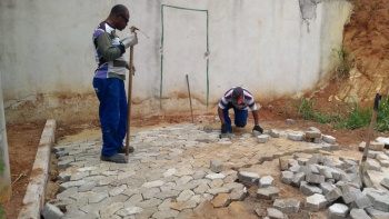 Recuperação de piso na rua próximo ao Parque Barão de Monjardim no B S Cecília
