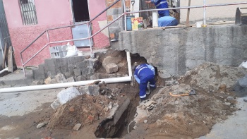Continuação de retirada em vazamento em rede de drenagem na ladeira Manoel mindela no bairro Ilha de Santa Maria