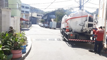 Desobstrução em rede de drenagem na ladeira Manoel Mindela com a Rua José Carvalho bairro Ilha de Santa Maria
