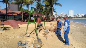 Retirada de brinquedo da Curva da Jurema para manutenção