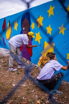 Crianças pintando um quadro