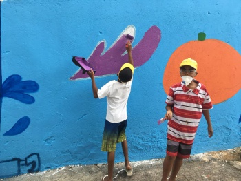 Crianças pintando na parede criança pintando desenho infantil com