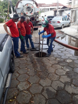 Limpeza e desobstrução de caixa ralo e PV na rua Rosa Martinelli, Mata da Praia, Central 9