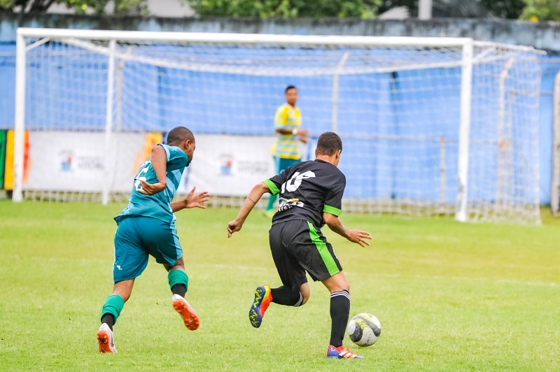 Jogo Amador De Duas Equipas De Futebol No Campo Dentro Imagem Editorial -  Imagem de exterior, jogadores: 54425425