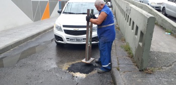 Tapa-buracos embaixo da ponte Ayrton Senna na Praia do Canto