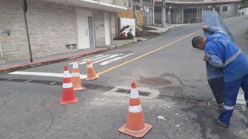 Assentamento de grelha na bateria de caixa ralo na Rua Santa Rita de Cássia Esquina da Rua Professora Zilda Andrade no bairro de Lourdes