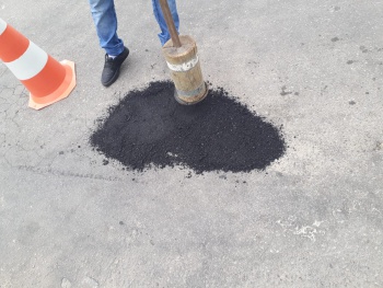 Operação tapa-buraco na Rua Santa Rita de Cássia ao lado da rotatória no bairro de Lourdes