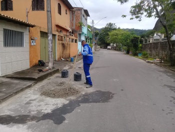 finalizando reparo em rede na Rua Ozias Sarmento Rodrigues em Joana Darc