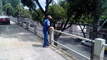 Instalaçao de alambrado em guarda-corpo na subida de Santos Dumont