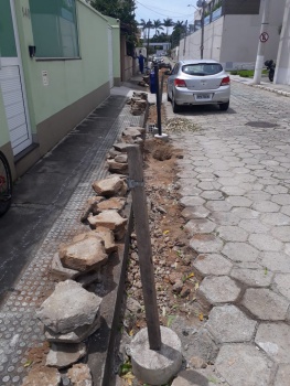 Início do serviço de rede de drenagem na rua Dr.Dório Silva, Mata da Praia