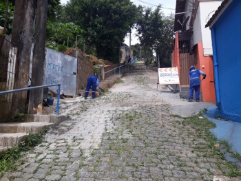 Conclusão de recuperação de pavimentação em paralelo e chumbação de base de corrimão simples na Rua Papa João 23 no bairro jucutuquara