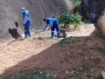 iniciando o nivelamento do solo para construção de piso de concreto na Rua Luiz PEreira de Mello em Sta Marta