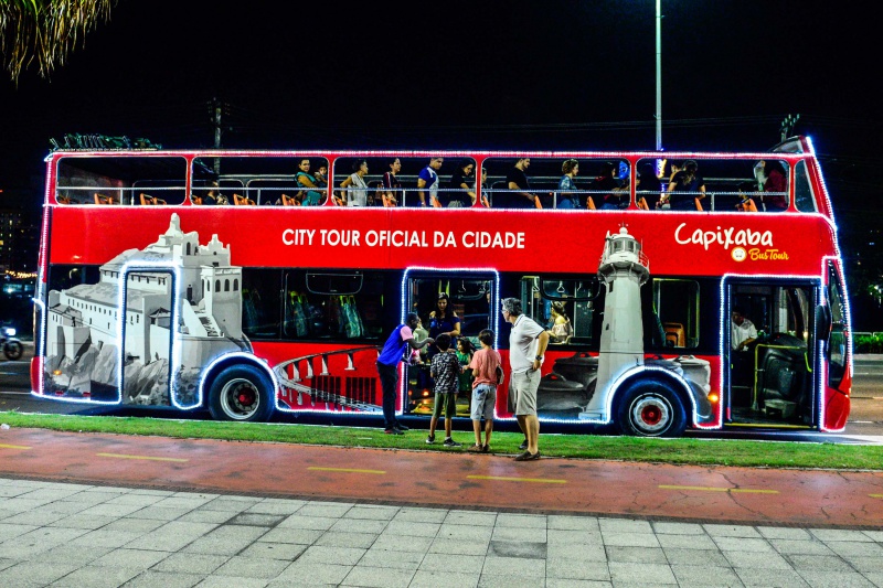 Tour panorâmico de ônibus antigo