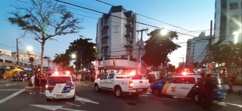 Carros da Guarda e da PM fazendo policiamento na Rua da Lama