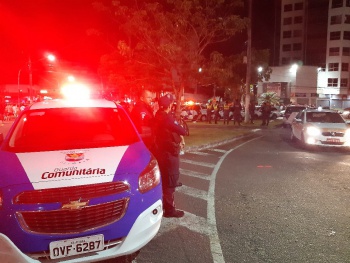 Viatura da Guarda Municipal parada na Rua da Lama com dos agentes à frente