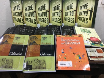 Biblioteca recebe doação de livros acessíveis a pessoas com deficiência visual