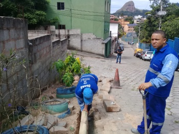 Reparo em meio fio e bloquete na rua mestre angelo