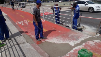 Serviço de recuperação do piso da ciclovia na ponte de Camburi