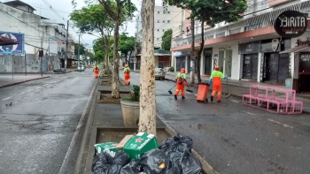 Garis varrem ruas na Lama em Jardim da Penha