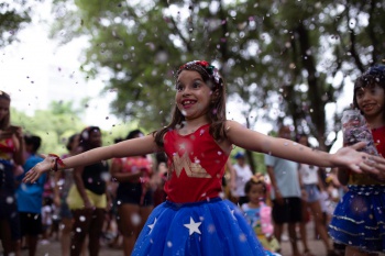 Criança se diverte no Carnaval do Centro 2020