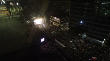 Multidão assiste a show no Carnaval de Rua 2020 em Vitória