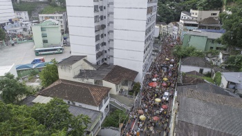 Multidão em bloco de rua no Carnaval 2020