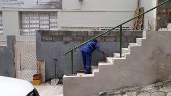 Rua Hermes Bastos em Maruipe.. Elevaçao parcial de muro apos adequaçao na escadaria