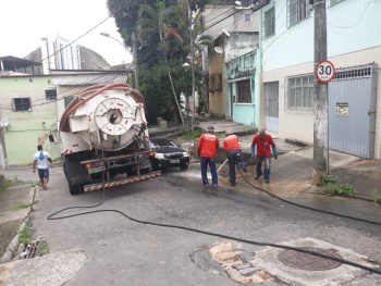 Desobstrução mecanizada no final da Rua Rodrigues Arzão bairro Forte São João