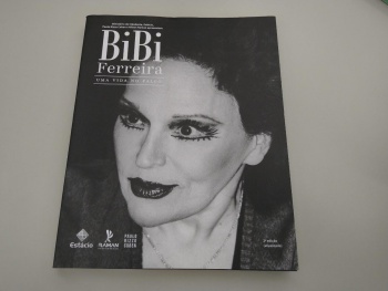 Capa do livro fotobiográfico sobre a atriz Bibi Ferreira