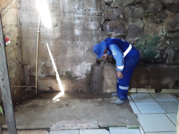 reparo em vazamento de esgoto na escadaria dos trabalhadores no Bonfim