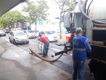Desobstrução de caixa ralo na Avenida João Santos Filho em frente à Líder móveis bairro Ilha de Santa Maria