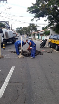 Continuação da troca da tampa de galeria na Rua Ernesto Bassini Santo Antônio