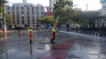 Central de Serviços higienizou praças, escadarias e corrimãos na manhã deste sábado