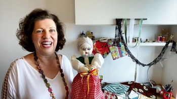 A contadora Luciana Guimarães Merçon interpreta história de autora capixaba