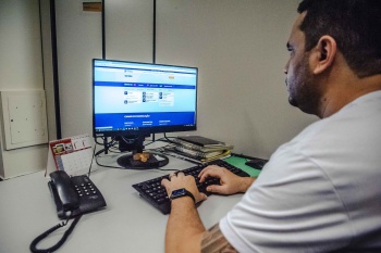 Servidor acessando os sistemas on-line da Prefeitura de Vitória
