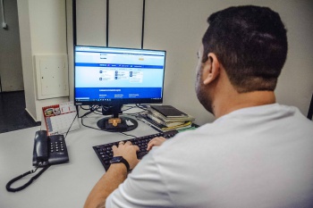 Servidor acessando os sistemas on-line da Prefeitura de Vitória