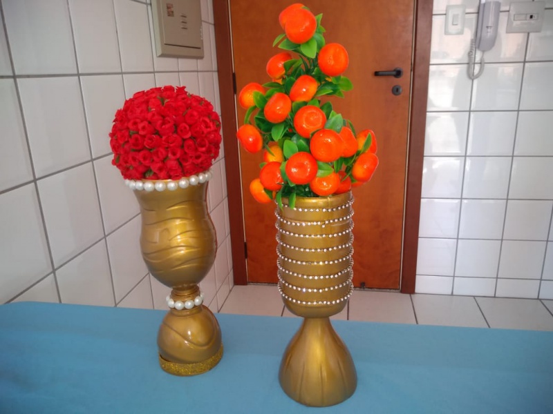 Confecção de vasos de flores