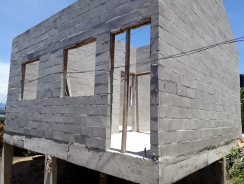 Casa sendo reconstruída em Conquista