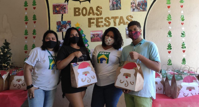 Adolescentes do Projovem e famílias dos Cras ganham kits de Natal –  Prefeitura de Vitória